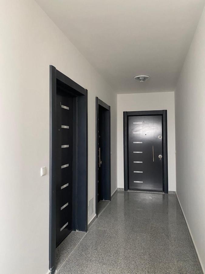 White Apartments Kosovo Polje Екстер'єр фото